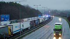 Lkws parken auf einer Autobahn nahe dem britischen Dover. Sie können nicht nach Frankreich. 