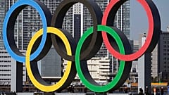 Die olympischen Ringe wurden Anfang Dezember in Tokio aufgestellt. Aber finden die Spiele überhaupt statt?