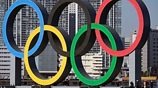 Die olympischen Ringe wurden Anfang Dezember in Tokio aufgestellt. Aber finden die Spiele überhaupt statt?
