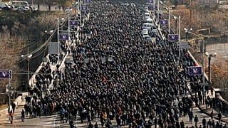 Haftasonunda Dağlık Karabağ'da ölenlerin anısına yapılan yürüyüşe Paşinyan yanlıları ve karşıtları birlikte katılmıştı
