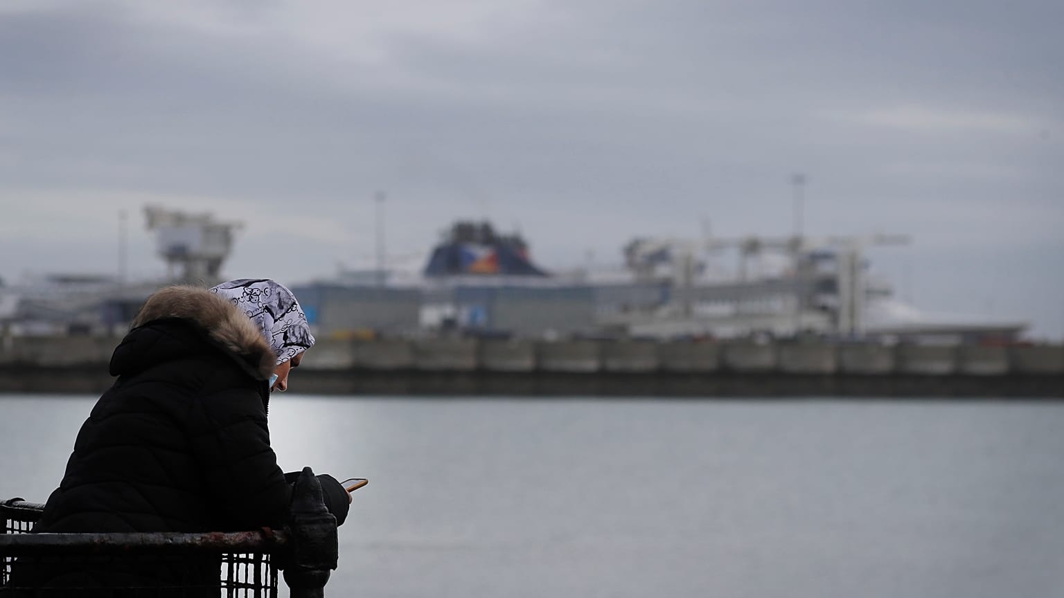 Eine Frau mit ihrem Smartphone in der Nähe des englischen Hafens Dover. Viele Briten, die in die EU reisen wollten, sitzen zu Hause fest