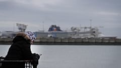 Eine Frau mit ihrem Smartphone in der Nähe des englischen Hafens Dover. Viele Briten, die in die EU reisen wollten, sitzen zu Hause fest