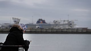 Eine Frau mit ihrem Smartphone in der Nähe des englischen Hafens Dover. Viele Briten, die in die EU reisen wollten, sitzen zu Hause fest