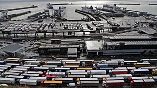 Code di camion in coda al check-in al porto di Dover, nel Kent