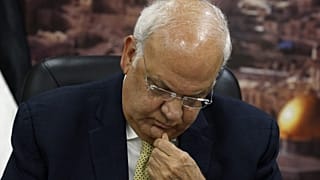 صائب عريقات ، الأمين العام لمنظمة التحرير الفلسطينية وكبير المفاوضين الفلسطينيين، يتحدث للصحفيين حول الانتخابات الإسرائيلية في مدينة رام الله بالضفة الغربية، 3 مارس 2020