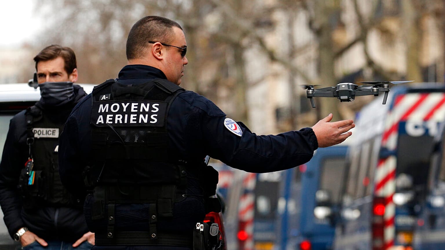 Fransız polisi Paris'te drone kullanırken