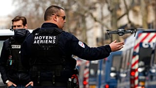 Fransız polisi Paris'te drone kullanırken