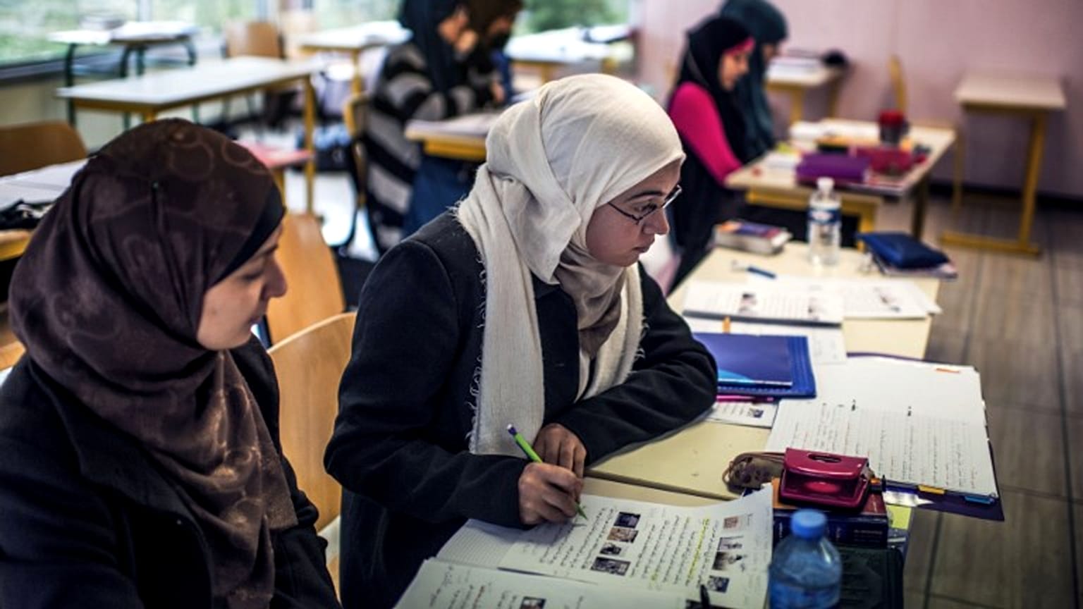 Fransa'da başörtülü öğrenciler
