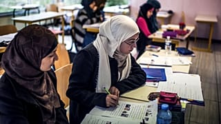 Fransa'da başörtülü öğrenciler