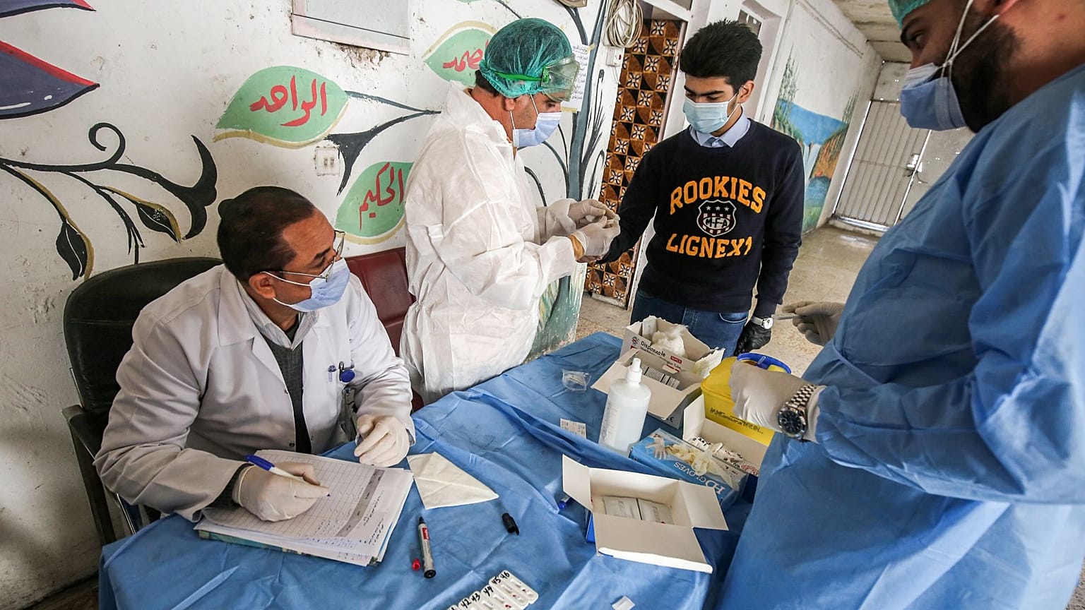 فحص فيروس كورونا الجديد باستخدام طريقة اختبار الدم السريع في مدينة الصدر، شرق العاصمة العراقية بغداد، 7 ديسمبر 2020