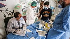 فحص فيروس كورونا الجديد باستخدام طريقة اختبار الدم السريع في مدينة الصدر، شرق العاصمة العراقية بغداد، 7 ديسمبر 2020