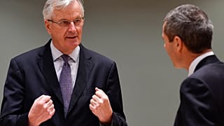 El jefe negociador de Brexit de la Unión Europea, Michel Barnier, habla con el Embajador Michael Clauss, Representante Permanente de Alemania ante la Unión Europea.