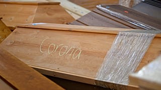 Särge von an Covid-19 Verstorbenen im Krematorium in Meissen in Sachsen