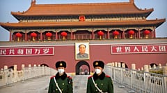 Szájmaszkos katonák a pekingi Tienanmen téren