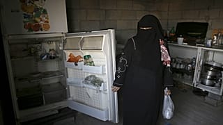 سيدة من غزة تظهر ثلاثة فارغة 