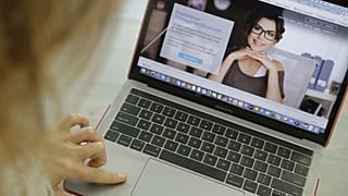 سیلوینا موسکینی، کارآفرین آرژانتینی نحوه استفاده از بستر مشاغل مجازی TransparentBusiness را نشان می‌دهد