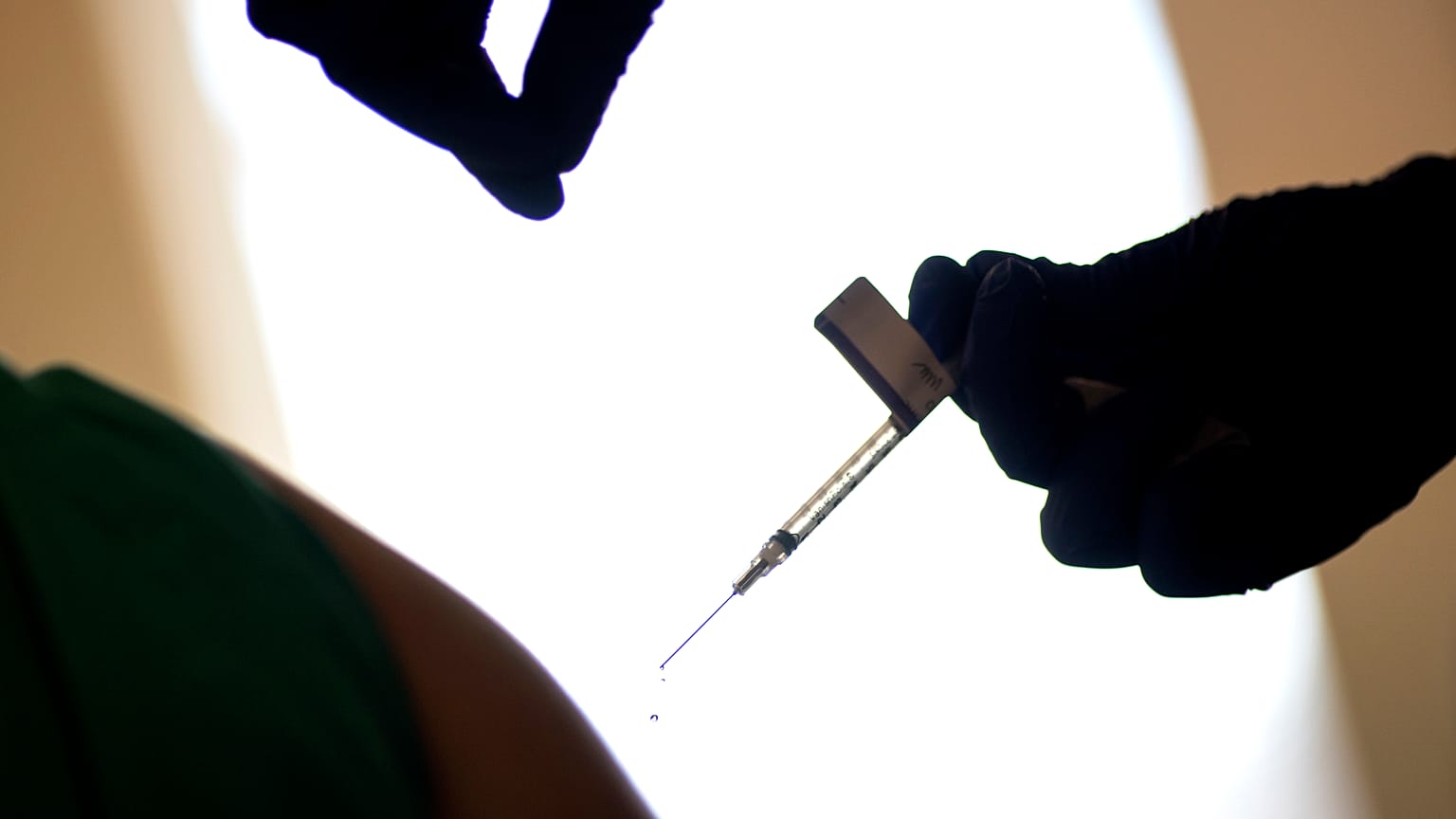 Anticorpi immediati contro il Covid, il farmaco in sperimentazione nel Regno Unito