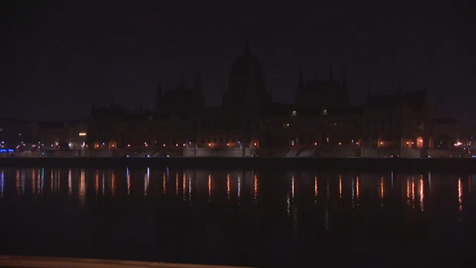 A budapesti vezetés lekapcsolta a Parlament kivilágítását, tiltakozva az iparűzési adó csökkentése ellen.