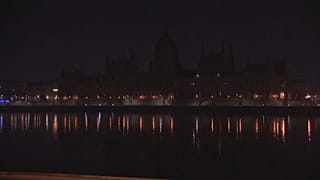 A budapesti vezetés lekapcsolta a Parlament kivilágítását, tiltakozva az iparűzési adó csökkentése ellen.