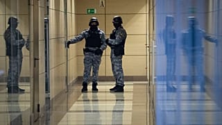 ماموران امنیتی روسیه مقابل بنیاد ناوالنی
