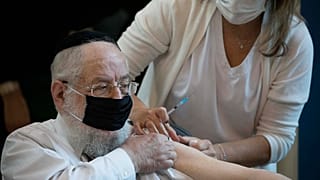 مسن إسرائيلي يتلقى اللقاح المضاد لكورونا