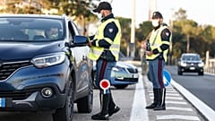 (Archivo): La policía de tráfico habla con los conductores en un puesto de control en Roma, Italia, el 21 de diciembre de 2020.