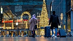 Am Bahnhof in Berlin - weniger Reisende zu Weihnachten 2020