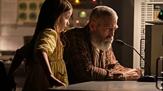 جورج كلوني وكولين سبرينغول في مشهد من فيلم ميدنايت سكاي 
