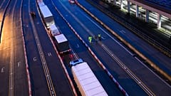 El personal del Ejército Británico camina en el Puerto de Dover en Dover, Inglaterra, el jueves 24 de diciembre de 2020.