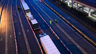 El personal del Ejército Británico camina en el Puerto de Dover en Dover, Inglaterra, el jueves 24 de diciembre de 2020.