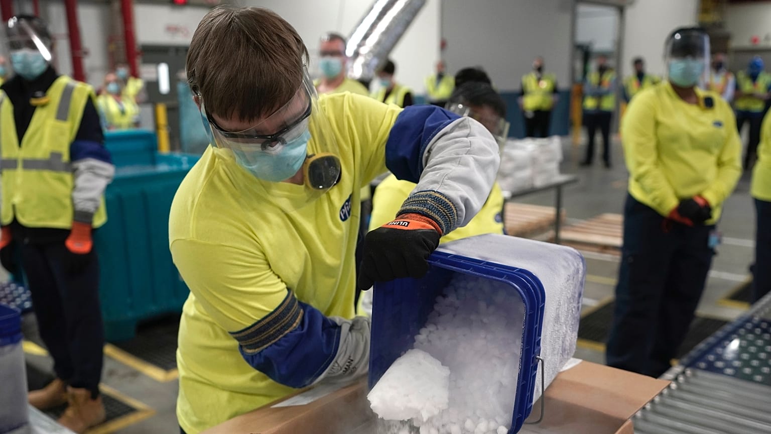 A Pfizer vakcina csomagolása előtt szárazjéggel töltik fel a dobozokat