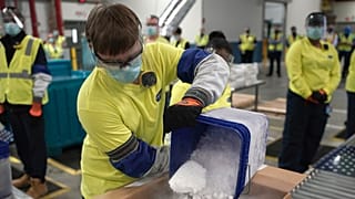 A Pfizer vakcina csomagolása előtt szárazjéggel töltik fel a dobozokat