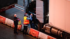 Mobile Test-Teams ziehen im Hafen von Dover von Truck zu Truck und nehmen Abstriche für den obligatorischen Coronatest