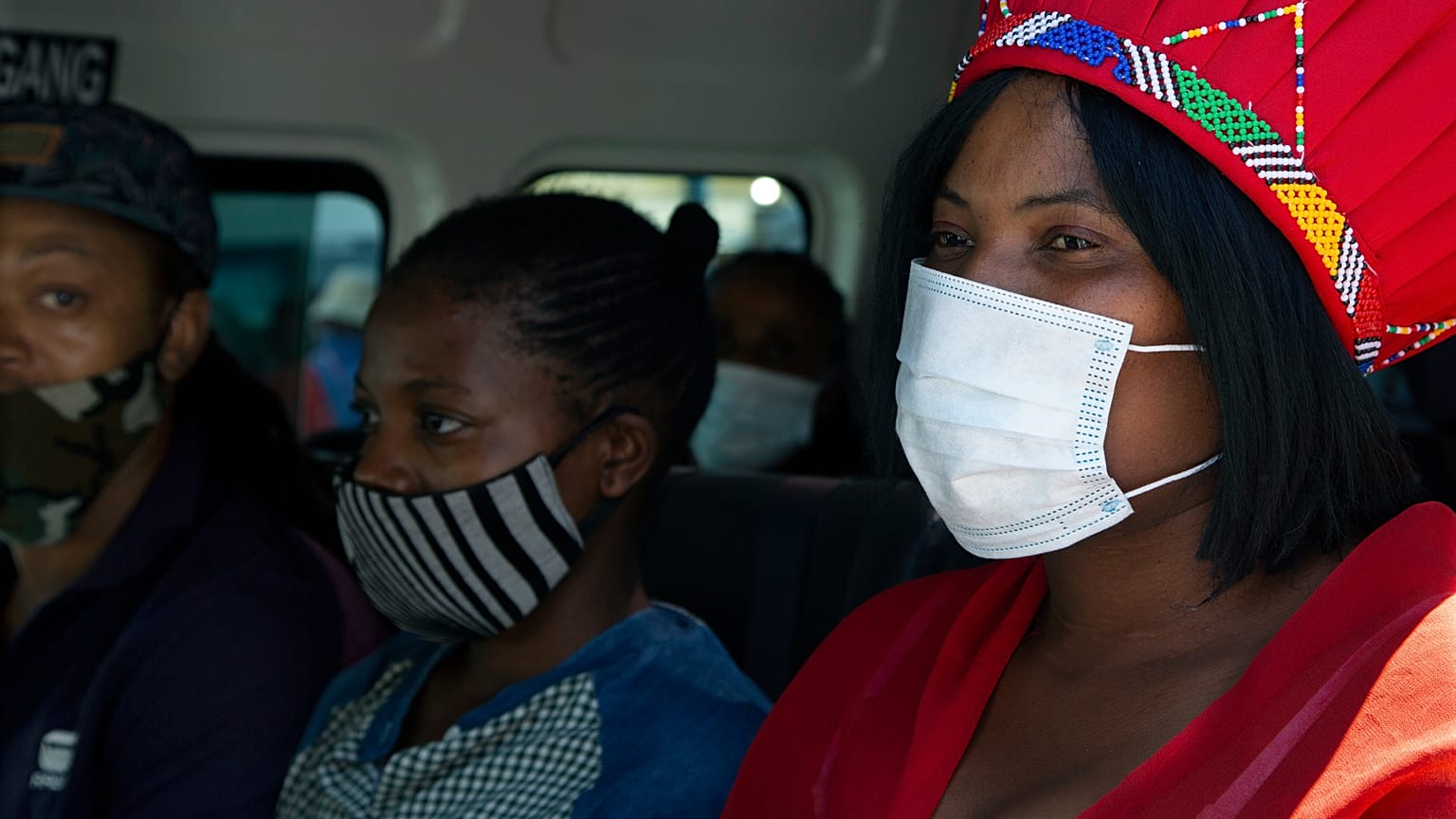 Personas con mascarilla en un minibús en Johanesburgo, Sudáfrica