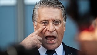 السياسي وقطب الإعلام نبيل القروي أمام مقر حزبه في تونس. 2020/10/10