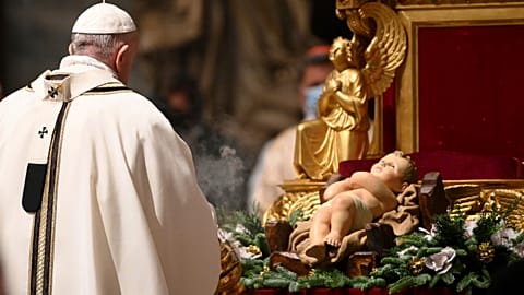 La pandemia trastoca la Navidad: iglesias a medio gas y Urgencias a pleno rendimiento