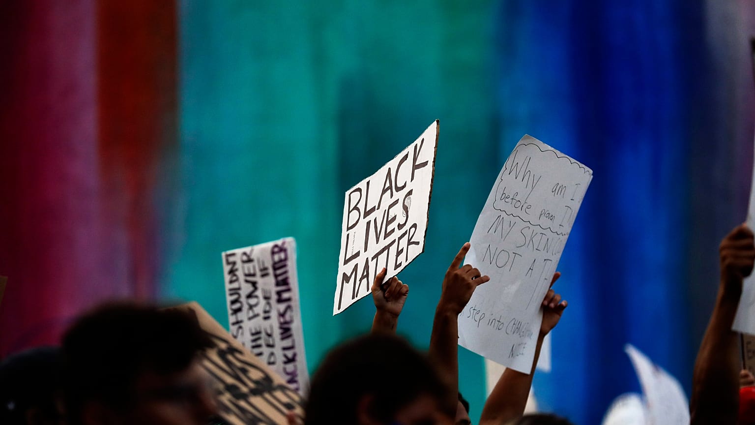 Unas docenas de personas se manifestaron el jueves por la tarde en el barrio donde Andre Hill fue asesinado.