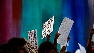 Unas docenas de personas se manifestaron el jueves por la tarde en el barrio donde Andre Hill fue asesinado.