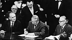Edward Heath miniszterelnök Brüsszelben aláírja a csatlakozási egyezményt 1972. január 22-én