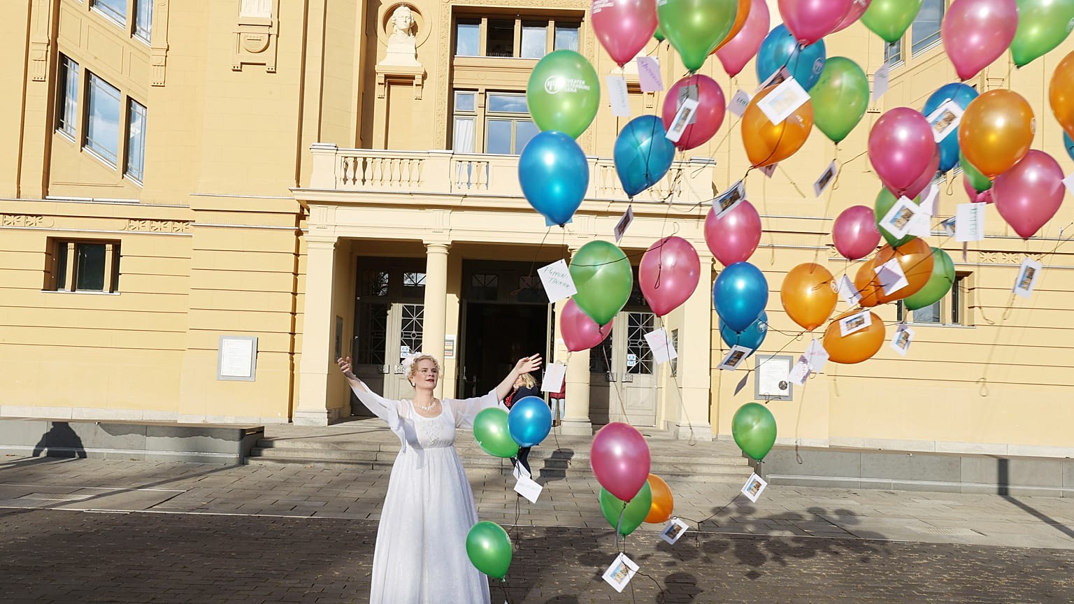 Sabine Schramm del teatro di Altenburg-Gera lancia in cielo 50 palloncini per testimoniare vicinanza con chi è stato colpito dal Covid