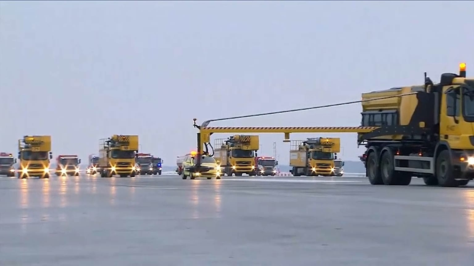 Die Fahrzeug-Parade auf der neuen Landebahn des Flughafens Moskau-Scheremetjewo 