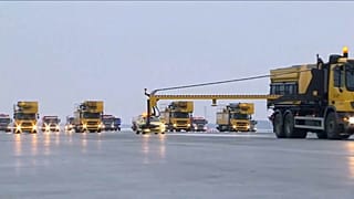 Die Fahrzeug-Parade auf der neuen Landebahn des Flughafens Moskau-Scheremetjewo 