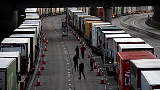 Militares britânicos aliviam congestionamento em Dover