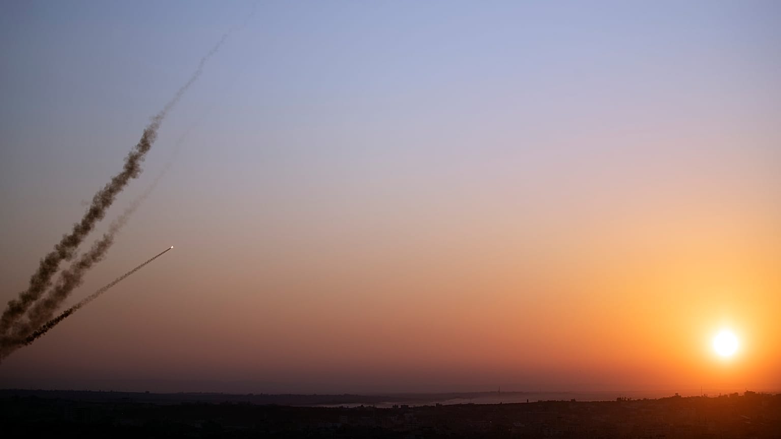 طلاق صواريخ من قطاع غزة إلى إسرائيل 