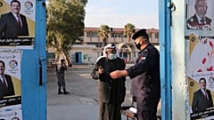 رجل أمام مركز اقتراع خلال انتخابات برلمانية في نوفمبر الماضي في عمان