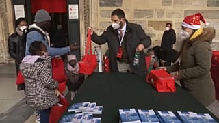 شاهد: توزيع مئات الهدايا بمناسبة عيد الميلاد على الفقراء واللاجئين في روما