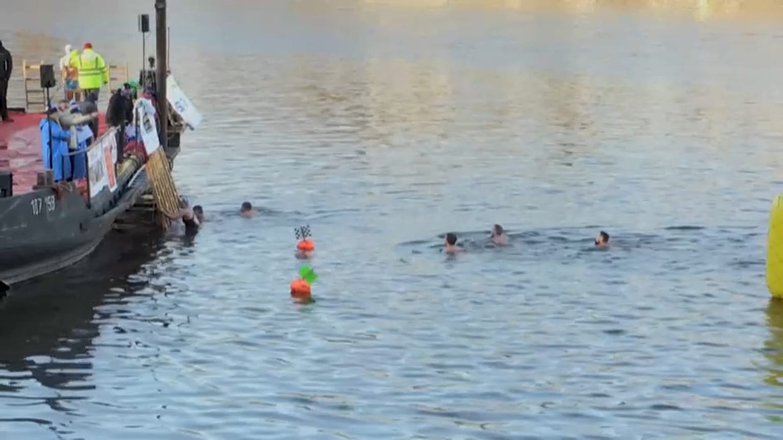 سباحة في المياه الباردة بالعاصمة التشيكية