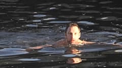 Prag: Schwimmen in eiskalter Moldau