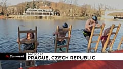 Sie springen in die eiskalte Moldau