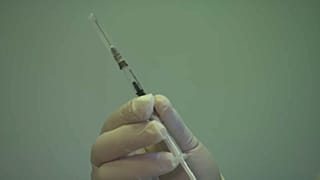 Koronavírus: egyszerre zajlik a védekezés és az oltás